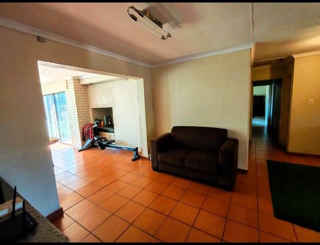 3 BEDROOM HOUSE FOR SALE IN HEUWELOORD